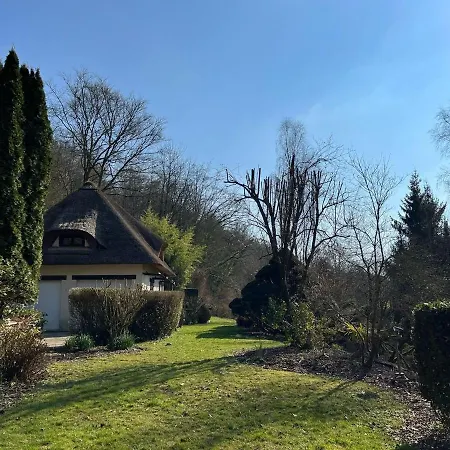 Chaumiere Normande Avec Piscine Naturelle *