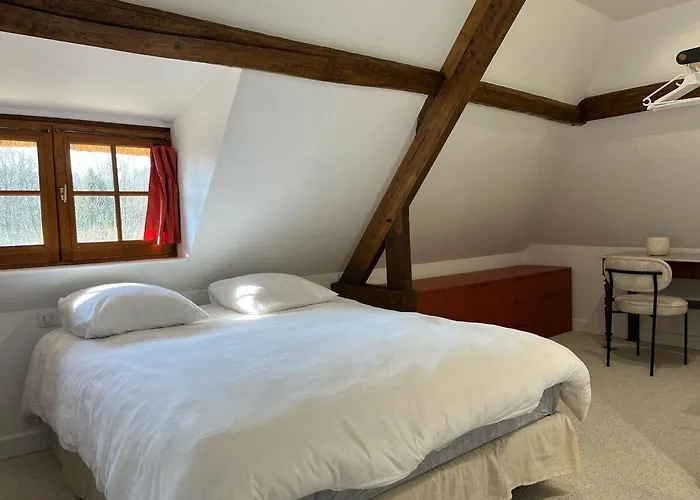 Chaumiere Normande Avec Piscine Naturelle Holiday home *