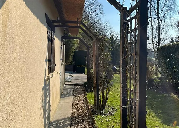 Chaumiere Normande Avec Piscine Naturelle Holiday home *