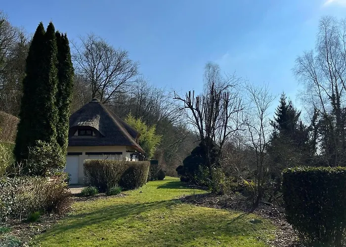 Chaumiere Normande Avec Piscine Naturelle *